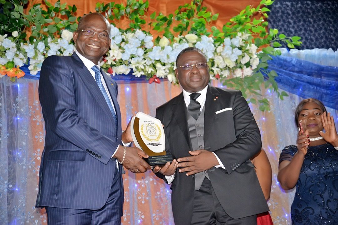 M. Koffi N’Guessan Lataille, Secrétaire d’Etat chargé du logement social recevant le Grand Prix Prestige de la bonne Gouvernance des mains du représentant du Président du Conseil Economique et Social, Patron de la cérémonie