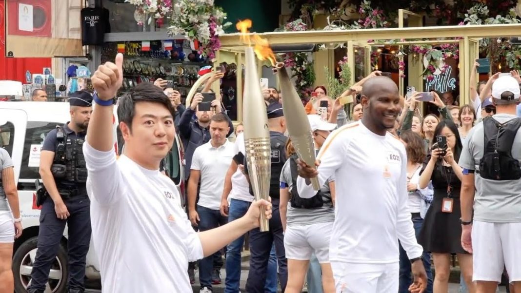 Olympic flame reaches Paris, featuring three Chinese torchbearers