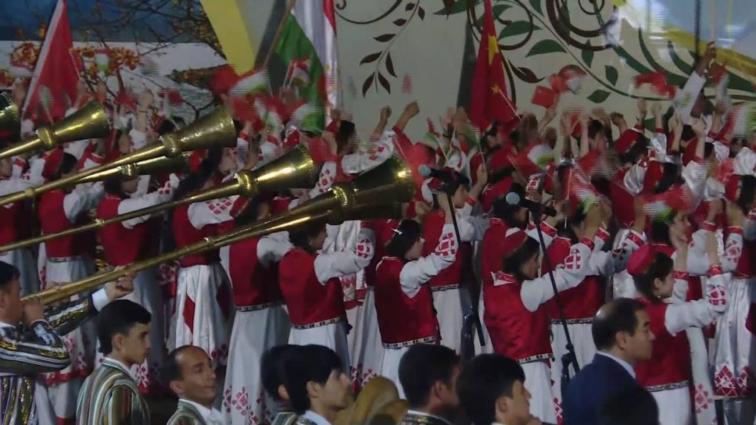 Xi warmly welcomed in Dushanbe by Tajik youths