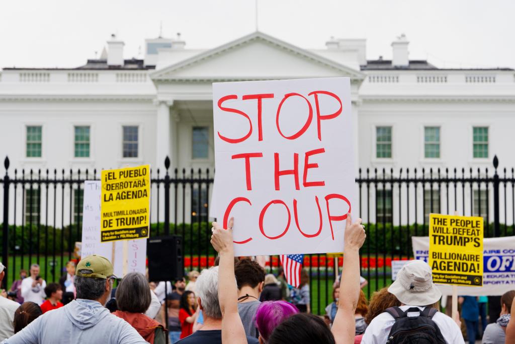 Etats-Unis : des milliers de manifestants se rassemblent contre les politiques de l’administration Trump à travers le pays
