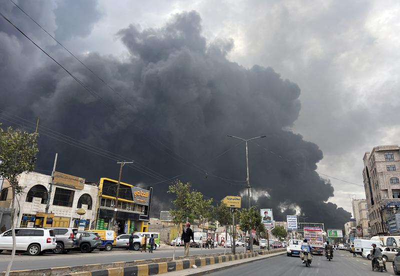 Des frappes aériennes israéliennes paralysent l’aéroport de Sanaa au Yémen, faisant au moins 3 morts