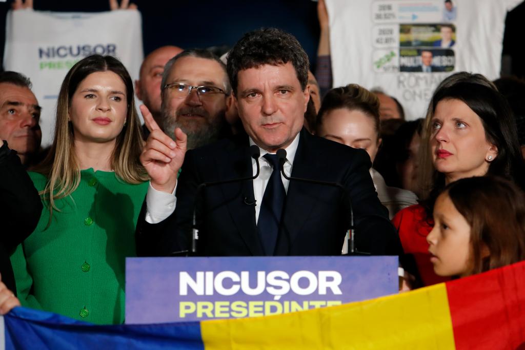 Roumaine : Nicusor Dan remporte le second tour de la présidentielle , selon des résultats préliminaires officiels