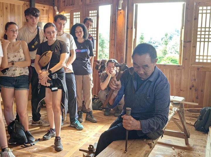 Un groupe d’études belge explore la culture traditionnelle de l’ethnique Tujia dans le sud-ouest de la Chine