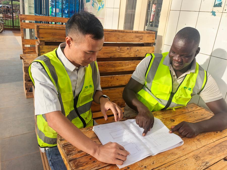 En Ouganda, un ingénieur local forge sa carrière aux côtés d’un géant chinois de construction