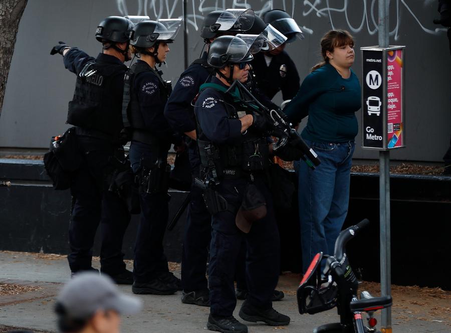 Etats-Unis : plus de 80 arrestations durant la deuxième nuit de couvre-feu à Los Angeles