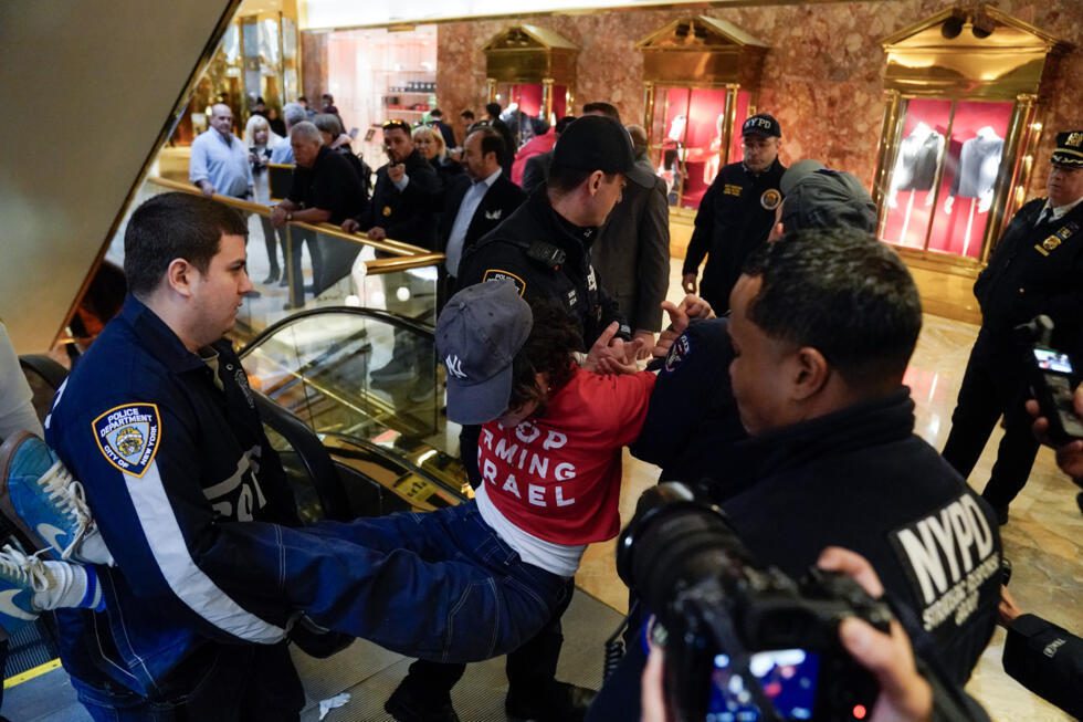 La police new-yorkaise arrête plus de 20 manifestants anti-ICE dans la Trump Tower