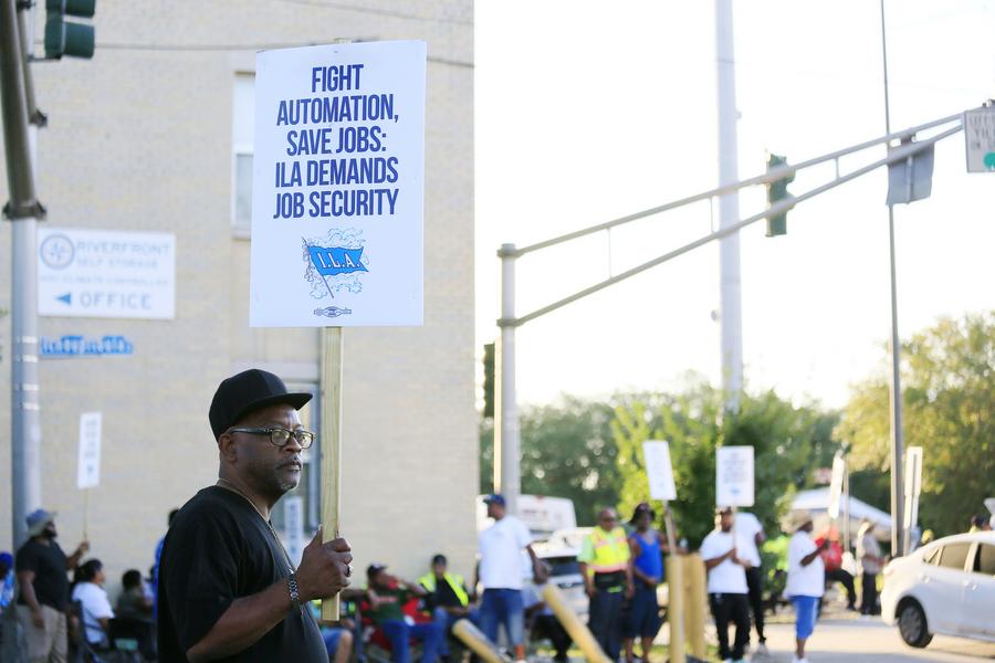 Les jeunes employés confrontés à leur remplacement par l’IA sur le marché du travail américain
