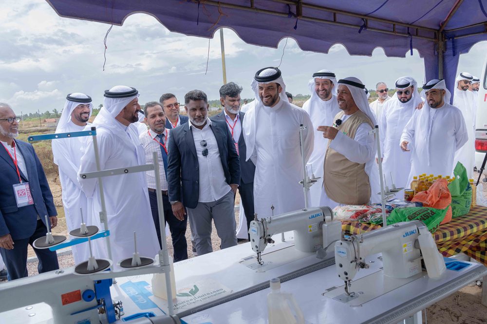 Sultan bin Ahmed pose la première pierre du village d’Al Reeh Al Mursala au Sri Lanka