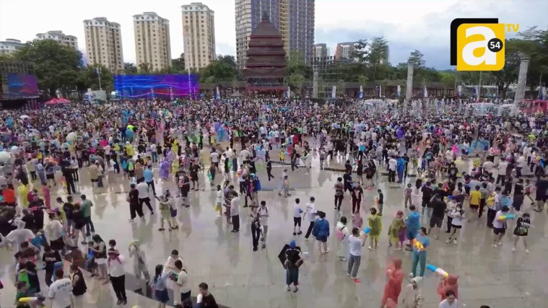 SOCIÉTÉ l La Chine célèbre le Festival de l’Eau lors de la Saint- Valentin à Hainan