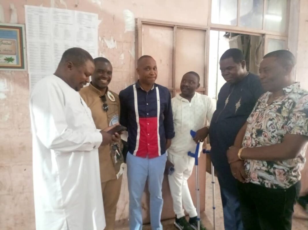 Une attitude des Membres du REPAC et du SPIC en soutien au journaliste Armand Ougock le 22 Octobre 2025 à la Police judiciare