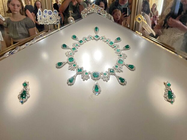 Louvre cambriolé : deux des neuf bijoux volés retrouvés