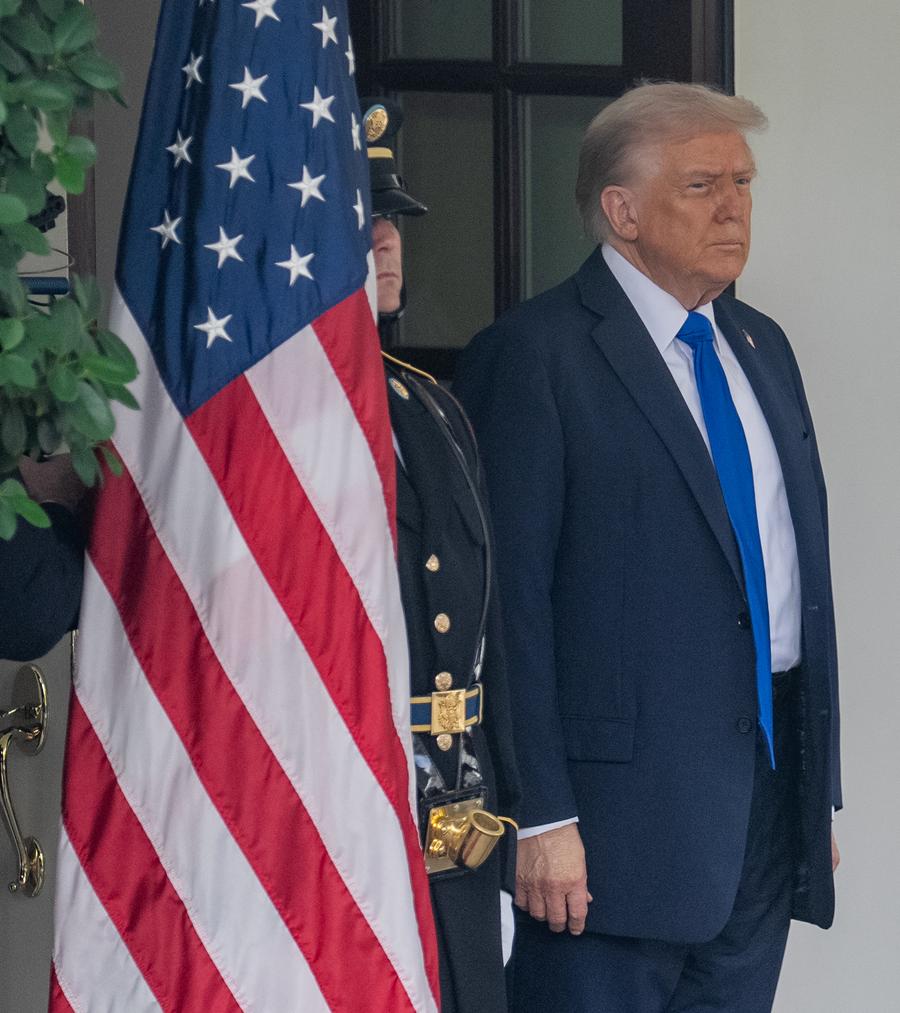 Trump annonce un projet de droits de douane supplémentaires de 10% sur le Canada en raison d’une publicité controversée