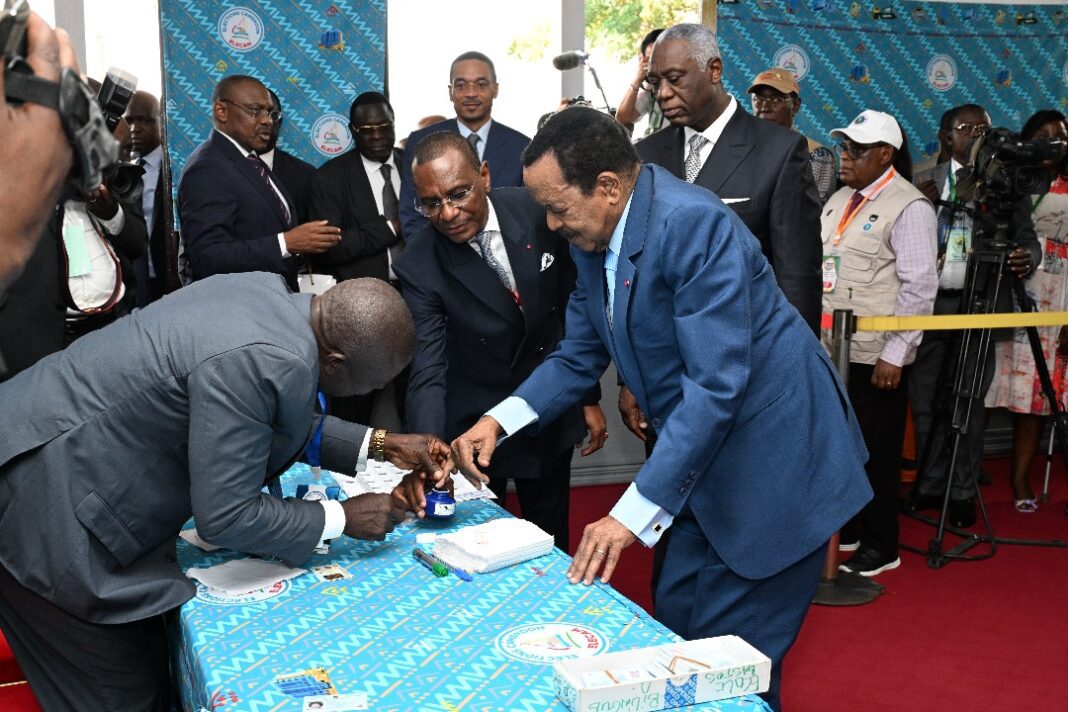 Cameroun/Présidentielle : le président Paul Biya vote à Yaoundé et appelle à la maturité