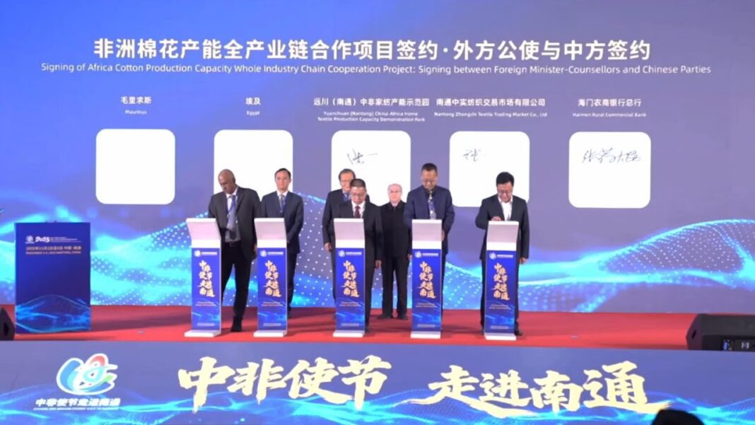 GLOBALink | African envoys tour Chinese textile hub to boost cooperation