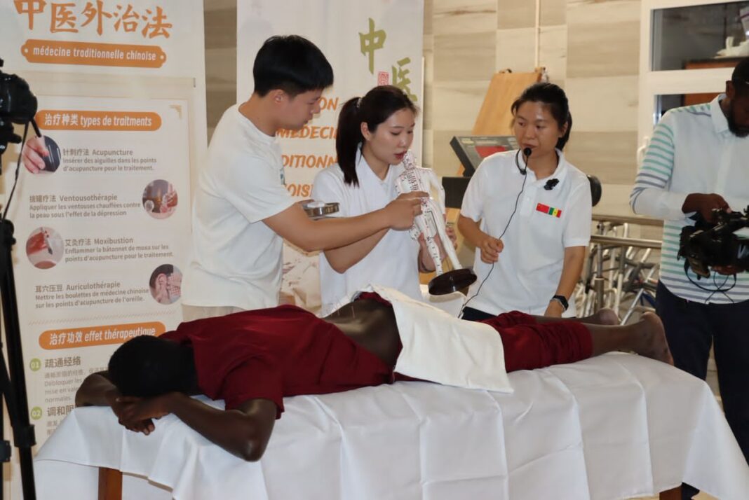 Sénégal : une exposition photo célèbre les 50 ans de la mission médicale chinoise