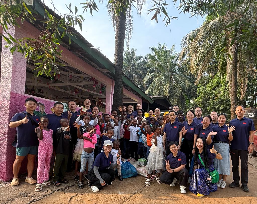 La 26e équipe médicale chinoise fait un don aux enfants de Sierra Leone