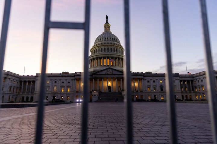 Le Sénat américain avance une résolution visant à limiter les pouvoirs bellicistes de Trump après l’attaque contre le Venezuela