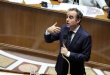 Le gouvernement français échappe à deux motions de censure