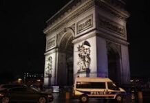 France : un homme armé d’un couteau interpellé après avoir menacé un gendarme près de l’Arc de Triomphe à Paris