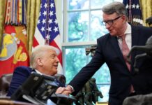 LONDRES, 23 février (Xinhua) — L’ancien ambassadeur britannique aux Etats-Unis, Peter Mandelson, a été arrêté pour suspicion de faute dans l’exercice de ses fonctions officielles, a annoncé lundi la police métropolitaine de Londres. M. Mandelson, âgé de 72 ans, a été interpellé lundi à un domicile de Camden et conduit dans un commissariat londonien pour y être interrogé, a indiqué un porte-parole de la police. « Cette arrestation fait suite à des perquisitions menées à deux adresses dans les régions de Wiltshire et de Camden », a précisé le porte-parole dans un communiqué en ligne, ajoutant qu’il n’était pas possible à ce stade de fournir davantage d’informations afin de « ne pas nuire à l’intégrité de l’enquête ». Fin janvier, le département de la Justice américain a rendu publics d’importants documents relatifs au financier américain Jeffrey Epstein, condamné pour agressions sexuelles et depuis décédé, relançant l’attention des médias pour cette affaire au Royaume-Uni. La police britannique a confirmé par la suite avoir ouvert une enquête pénale contre M. Mandelson pour manquements présumés, dont notamment la divulgation possible d’informations confidentielles. M. Mandelson a précédemment occupé d’importantes fonctions ministérielles sous les anciens Premiers ministres Tony Blair et Gordon Brown. Nommé ambassadeur à Washington début 2025, il a été limogé par le Premier ministre britannique Keir Starmer sept mois plus tard suite à la résurgence de questions concernant son passé. Un peu plus tôt ce mois-ci, M. Starmer a présenté ses excuses pour sa décision de nommer M. Mandelson comme ambassadeur aux Etats-Unis.