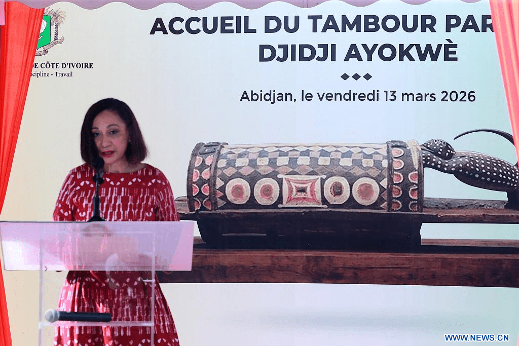 Côte d’Ivoire : le tambour parleur Djidji Ayôkwè restitué après plus d’un siècle en France