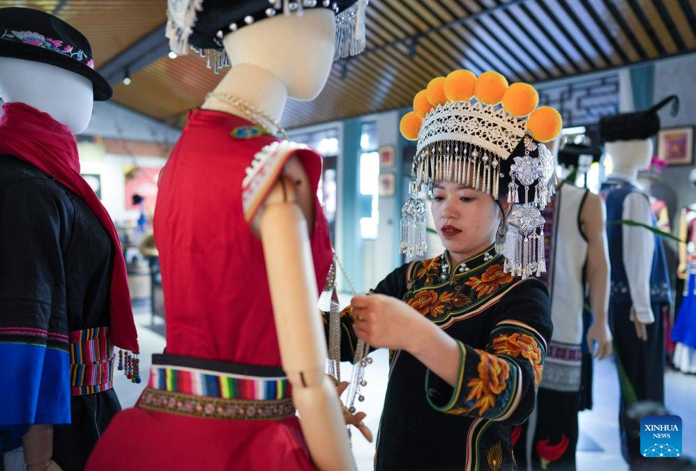 Pic story: NPC deputy modernizes ancient Yi embroidery