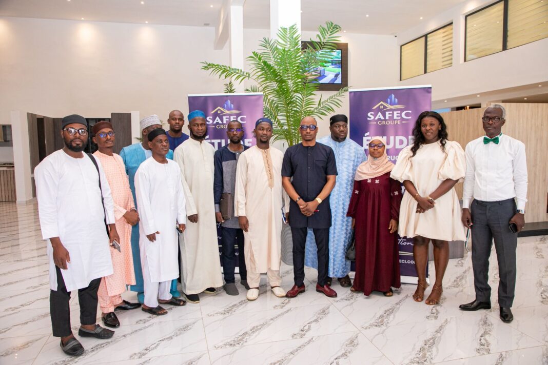 Photo de famille ici à la fin de la visite de la LPCI à Safec Groupe - Afrique54.net