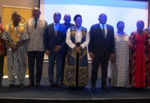 MTN Côte d’Ivoire lance son programme de bourse d’innovation média Photo de famille avec le ministre de la communication de Côte d'Ivoire, Amadou Coulibaly