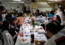 Israël : repas familial de la Pâque dans un abri souterrain à Tel-Aviv