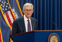 Trump fustige Powell pour sa décision de rester à la tête de la Fed