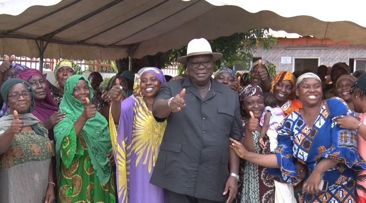 Côte d’Ivoire : Laurent Tchagba offre 50 millions F CFA et 4 tricycles aux femmes de Marcory pour leur autonomisation