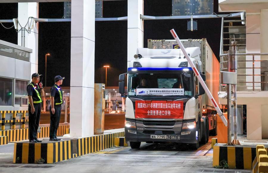 (Multimédia) LEAD La Chine dédouane le premier lot de marchandises importées dans le cadre de la politique élargie de droits de douane nuls pour les produits africains