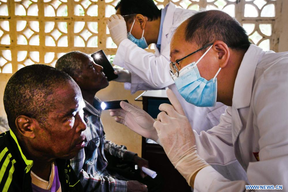 Cameroun : l’équipe médicale chinoise fournit des services de santé gratuits dans un village