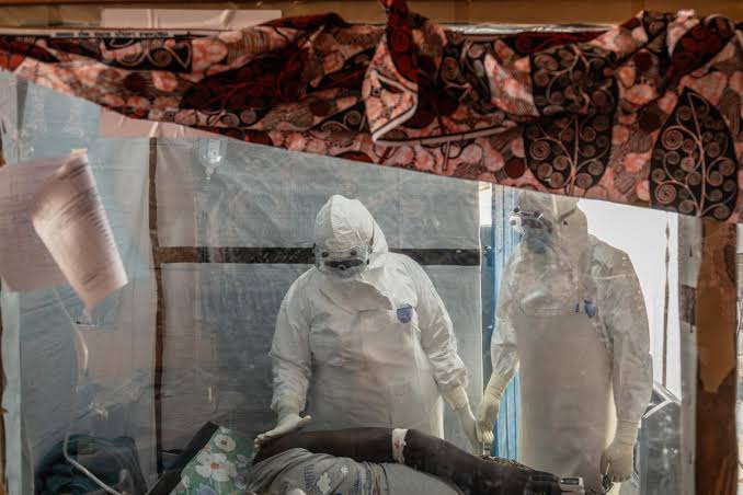 La France identifie et isole cinq cas contacts éventuels d’un patient atteint d’Ebola