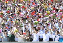Feature: Flowers and cheers greet Xi in Pyongyang
