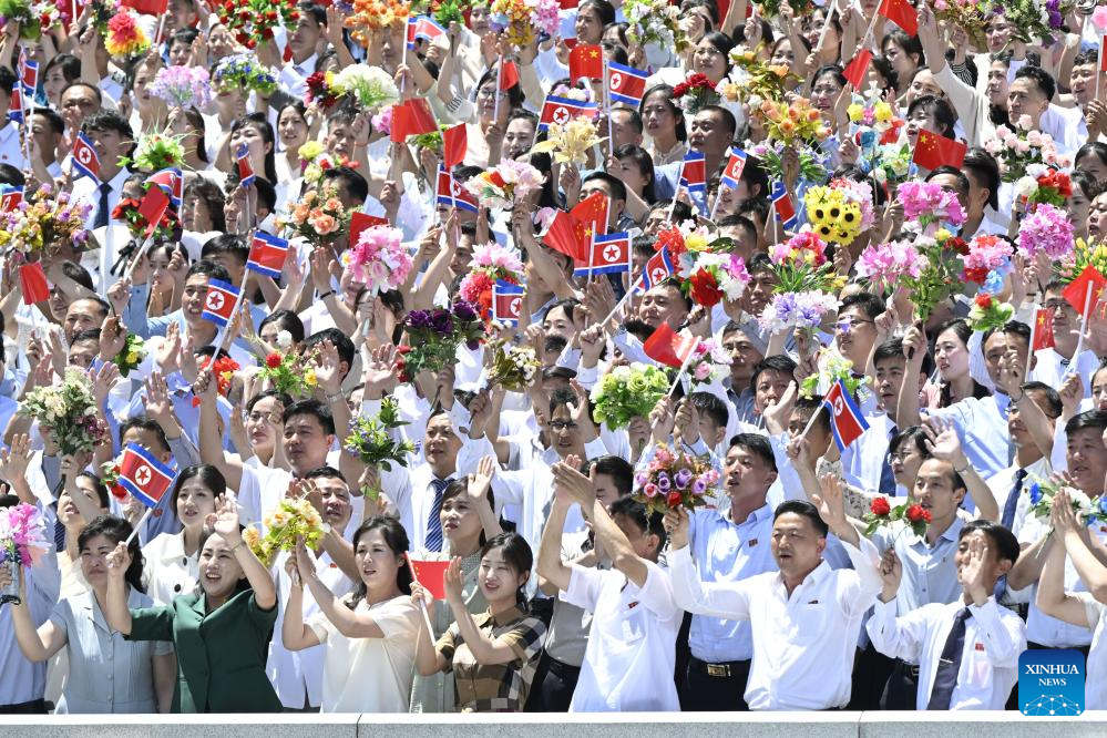 Feature: Flowers and cheers greet Xi in Pyongyang