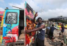 Côte d’Ivoire : un minibus à Abidjan
