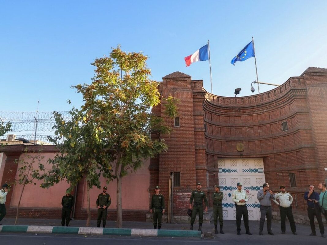 Deux agents de l’ambassade de France détenus et interrogés en Iran
