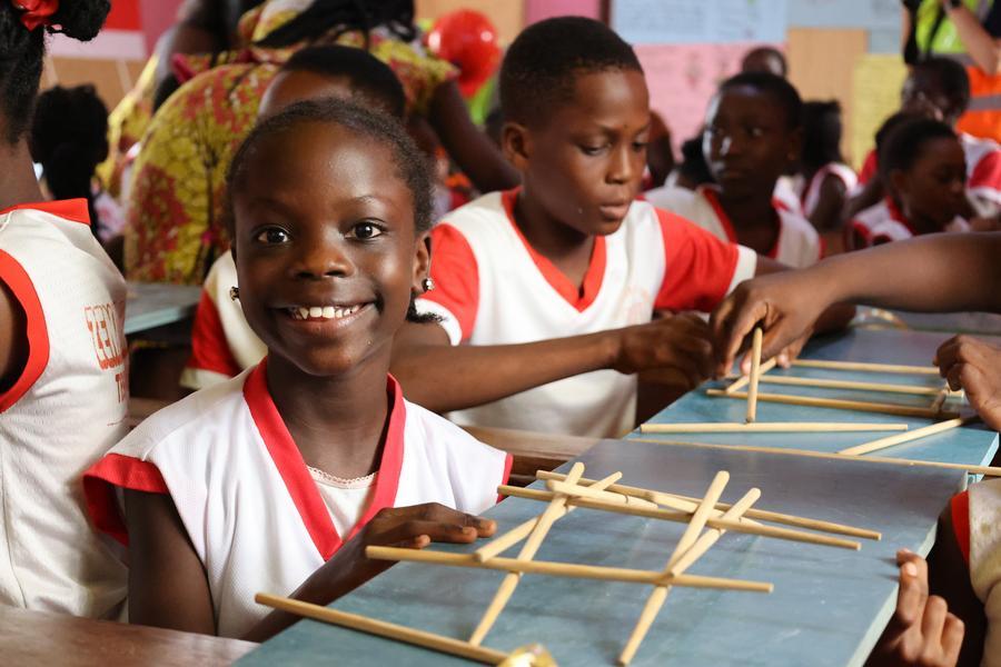 Une entreprise chinoise et l’Institut Confucius font don de matériel pédagogique à une école au Ghana