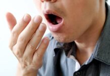 Santé – auvaise haleine : et si le problème ne venait pas de vos dents ? Trois astuces naturelles à connaître