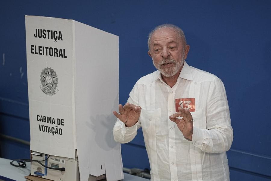 Lula qualifie de « honteux » le départ de Flavio Bolsonaro du Brésil